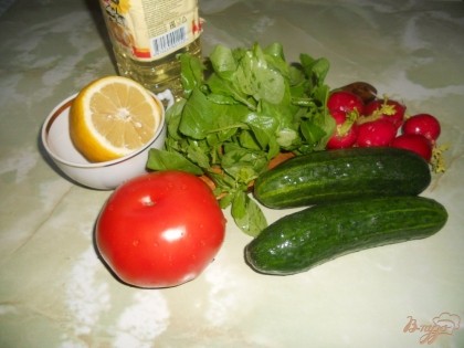 Для приготовления этого салата понадобятся свежие овощи: огурцы, помидоры, редиска, листовой салат. Для заправки подготовим лимон и подсолнечное масло (рафинированное или ароматное – на ваш вкус, у меня без запаха). Все овощи и салат хорошо промываем и вытираем досуха или просто даем обсохнуть. Перед нарезкой у огурцов и редиски срезаем "попки".