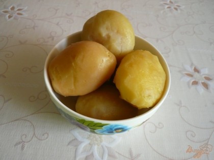 Картофель чистим. От «мундиров» картофель удобнее чистить пока он еще теплый.