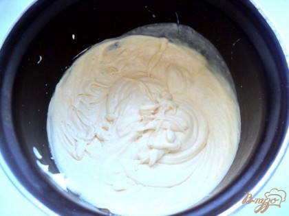 Для крема взбить домашнюю сметану и сгущенное молоко до загустения и увеличения в объеме в 2 раза.