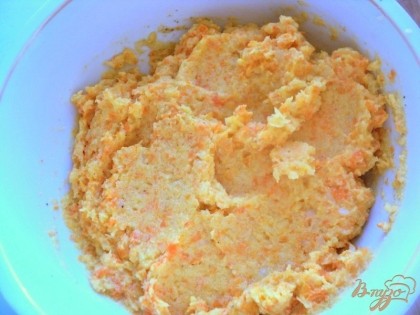 Лук мелко порезать, морковь натереть на терке и пассировать все на растительном масле до мягкости. Затем немного охладить и тоже измельчить блендером. Смешать измельченные капусту, морковь и лук, добавить яйцо, манку, посолить и поперчить по вкусу, хорошо перемешать и оставить на 30 минут для набухания манки.