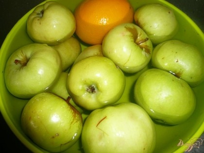 Первым делом хорошо промываем и яблоки и апельсины.
