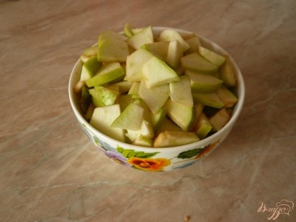Нарезаем яблоки мелкими кусочками.
