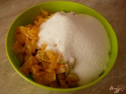 В большой миске соединяем нарезанные яблоки, апельсины, корицу и сахар.