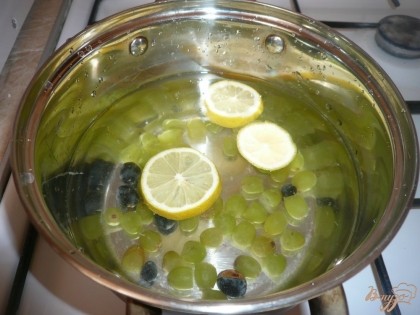 Выкладываю виноград и лимон в кастрюлю, заливаю холодной водой. Довожу до кипения.