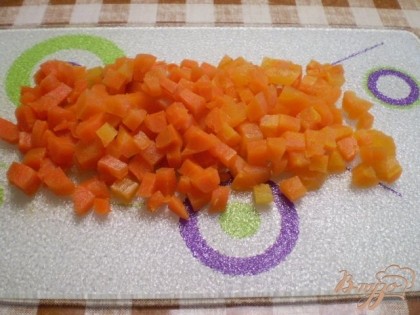 Морковь кубиками.