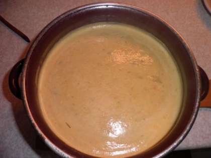 Готовый суп подавать со сметаной