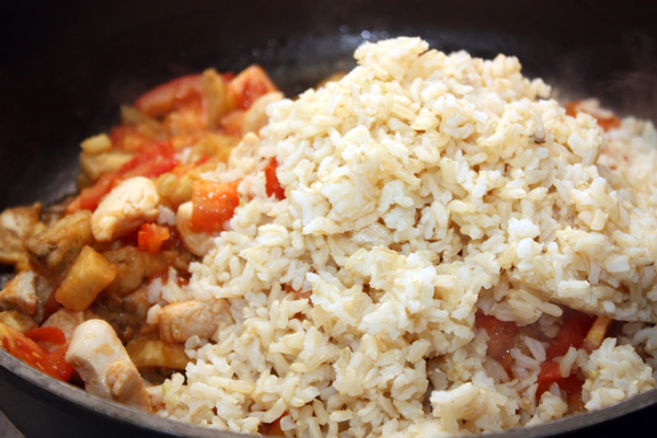 Минут через 5 можно добавить отваренный рис, соль и перец по вкусу, все перемешать и выключить огонь.