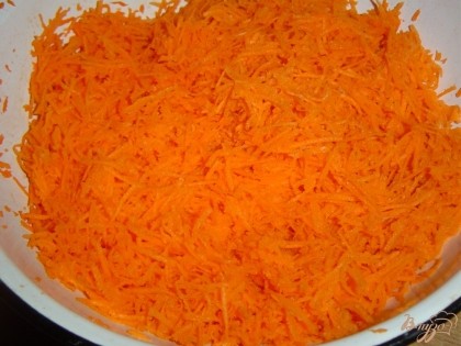 Морковь очищаем и натираем на мелкой терке, так же натираем на мелкой терке цедру с апельсина.