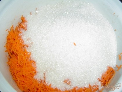 Морковь выкладываем в кастрюлю, добавляем сахар,