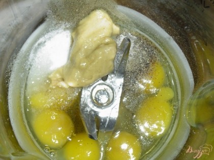 Перепелиные яйца смешиваем с солью, сахаром, перцем, горчицей,