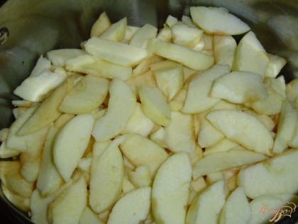 Яблоки очищаем, удаляем семена и нарезаем кусочками. В кастрюлю выливаем воду и выкладываем сверху кусочки яблок, ставим на медленный огонь, накрываем крышкой и тушим до мягкости яблок (где-то 25-30 минут).
