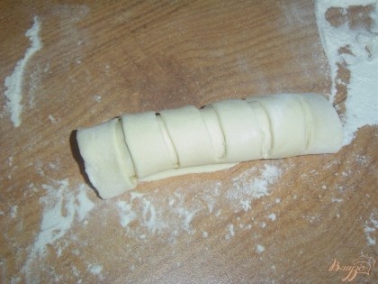 Затем сворачиваем рулетик (не плотно), начиная с края, где находится сыр, и защипываем края.