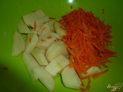 Чищу картофель и морковь. Картофель крупно нарезаю, морковь натираю на крупной терке.