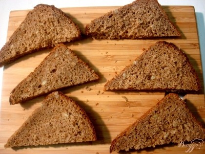 Ломтики заварного хлеба разрежьте наискосок.
