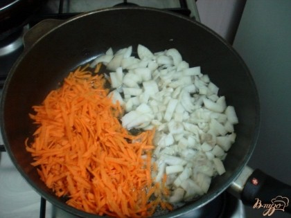 Лук и морковь нарезаем и пассеруем на растительном масле.