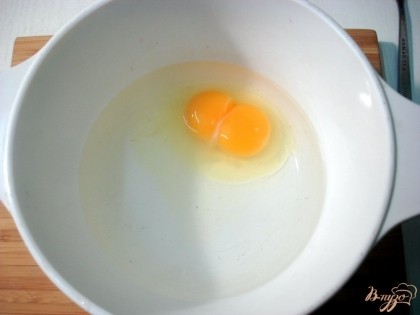 Перемешиваем и аккуратно выбиваем яйцо, так чтобы не разлился желток и не растрепался белок.
