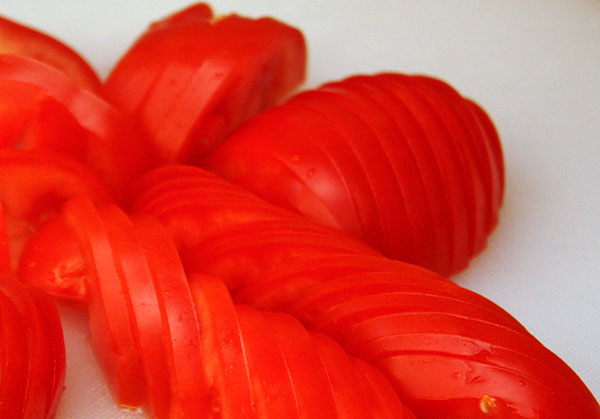Нарезаем 2 помидора небольшими кусочками.