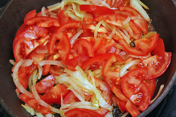 Обжариваем лук до золотистости, потом добавляем помидоры и желтый сладкий перец, нарезанный тонкими полосками.