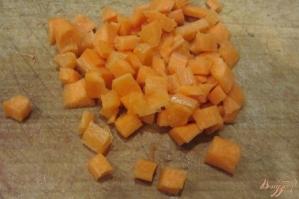 Морковь отчистить, нарезать кубиками.