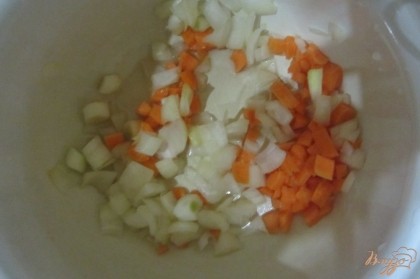 Лук нарезать произвольно добавить к моркови