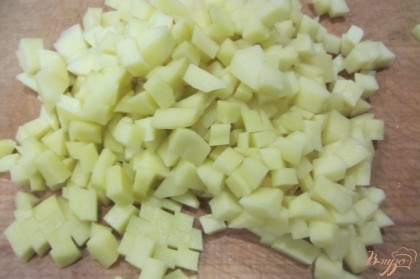 Картофель отчистить от кожуры, нарезать кубиками.