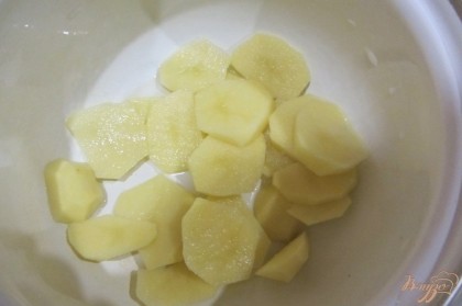 Картофель отчисть от кожуры произвольно нарезать.