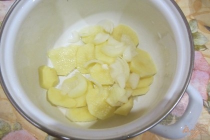 Репчатый лук отчистить от кожуры нарезать, добавить к картофелю.