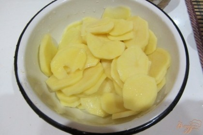 Картофель отчистить от кожуры нарезать произвольно.