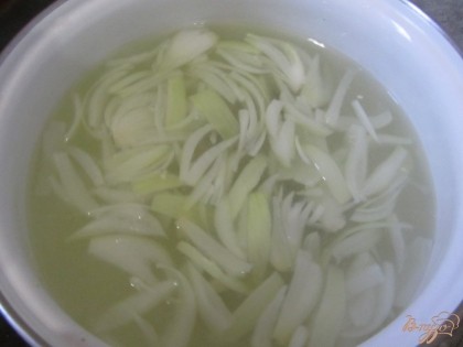 Репчатый лук, отчистить от кожуры, нарезать произвольно добавить в суп.