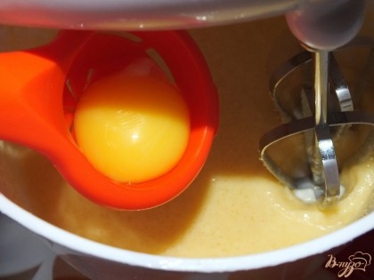 Растопленное масло растереть с 1/2 стак. сахаром, добавить ванилин. Добавить по одному желтки, продолжая взбивать