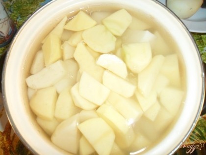 Картофель почистить, помыть, нарезать кусочками, сложить в кастрюлю, залить водой, поставить варится.
