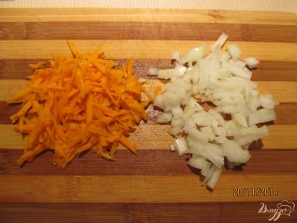 Сначала приготовим овощи: картошку и лук нарезаем кубиками, морковь трем на крупной терке.