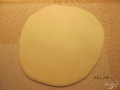 Берем часть тесто, раскатываем в пласт (толщина около 0,5 см) и вырезаем кружочки.
