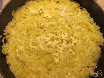 На слой картофеля трем сличное масло (можно положить кусочками) и поливаем майонезно-яичной массой.