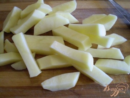 Картофель брусочками порежьте.