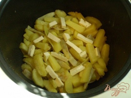Выложите в почти готовый картофель сверху. Закройте крышку и готовьте еще 5 минут.