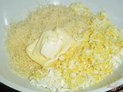 теперь готовим начинку. Отвариваем и очищаем одно яйцо, затем трем его и сыр на мелкой терке, добавляем размягченное сливочное масло, солим, перчим и тщательно все перемешиваем.