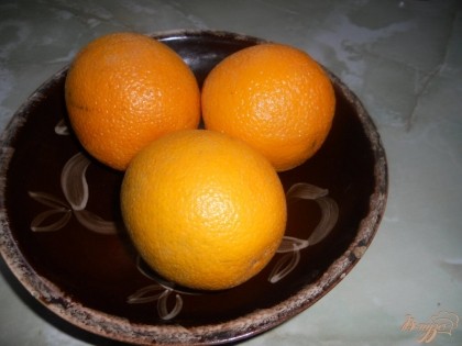 Перед тем, как продолжать готовить ревень подготовим апельсины. На килограмм ревеня берем две-три штуки среднего размера. Промываем их как следует, желательно с щеткой.