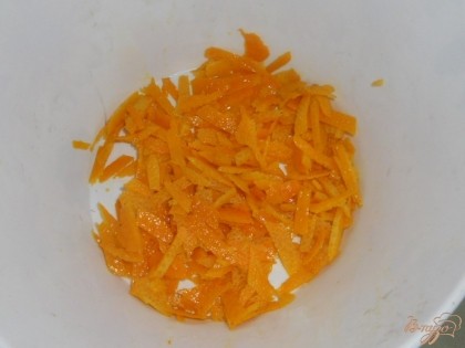 Срезаем с апельсинов цедру (удобно при помощи овощечистки).