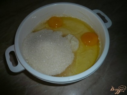 После этого добавляем сахар и куриные яйца (по желанию, кроме обычного сахара неплохо добавить еще и ванильного, тогда количество обычного сахара надо уменьшить на количество добавляемого ванильного). Перемешиваем.