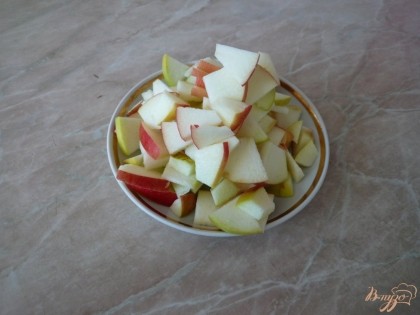 Яблоко (или два, если яблоки мелкие) промываем, вытираем досуха,освобождаем от сердцевинки с семенами, если кожа грубая, то яблоко чистим. Нарезаем яблоко мелкими кусочками (для более однородной запеканки можно натереть яблоко на терке).