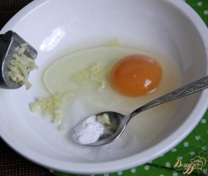 Маринад: смешать яйцо, сахар, соль, соду, выдавить чеснок. Хорошо взболтать.