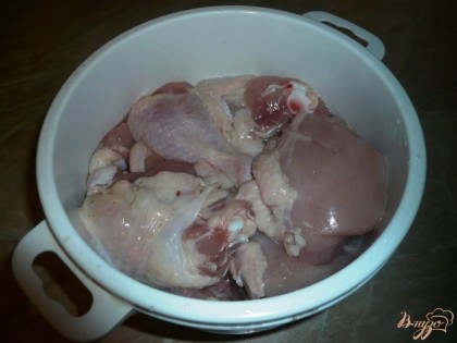 Курицу промываю и разделываю на порционные куски. Ну или беру только голени, бедра, крылья.