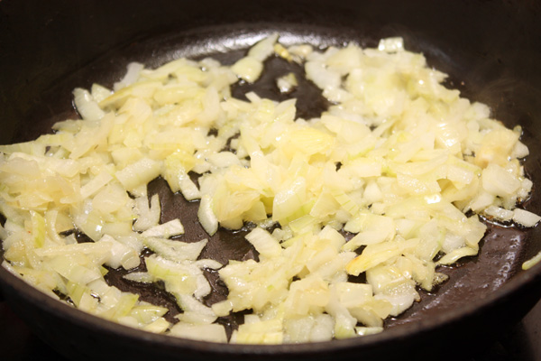 Пока варится бульон, нужно подготовить остальные ингредиенты для супа. Еще одну луковицу мелко режем и обжариваем на сливочном (можно, конечно, использовать и растительное) масле до полупрозрачности.<br>Картофель режем небольшими кубиками и отправляем в суп примерно за 15 минут до конца варки.