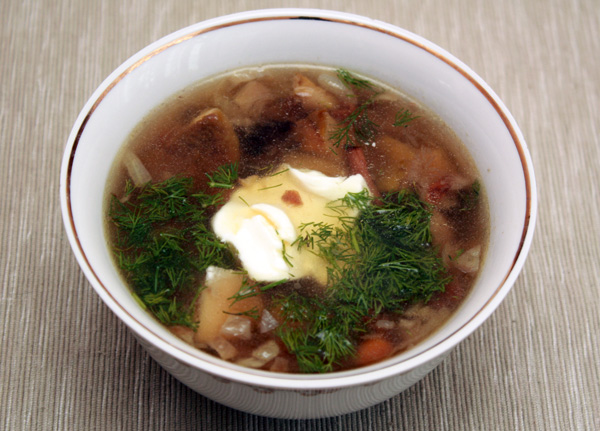 Подавать суп лучше всего с мелко нарезанным укропом и сметаной.