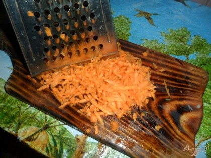 В отдельную сковороду накрошить лука и натереть морковки, тушить под крышкой 5-7 минут.