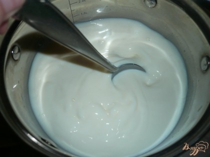 Добавляю в молоко йогурт, как следует перемешиваю.