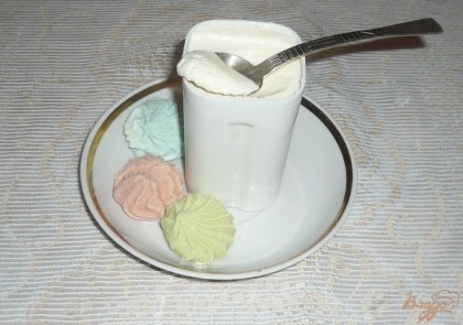 Готово! А вот наш йогурт из мультиварки - видно что он очень густой, почти как мягкий творожок. Приятного аппетита!