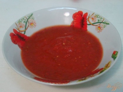 В тарелку налейте томатный соус.