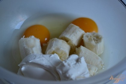 Яйца, кусочки банана и сыр взбить блендером до гладкой текстуры.Добавить соль и сахар.